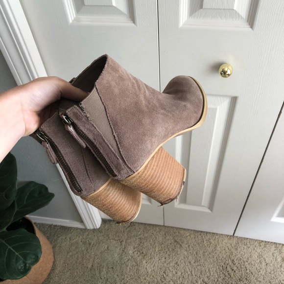 Urban Outfitters wood block suede ankle booties - Picture 7 of 8